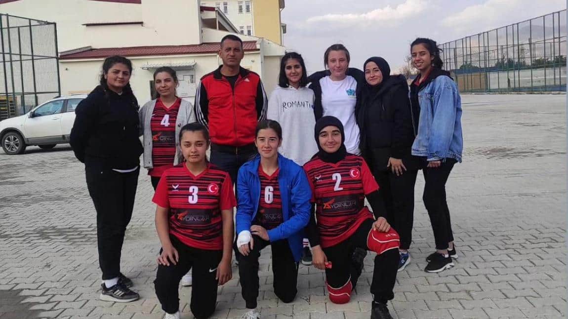 KIZLAR ATLETİZM YARIŞMASINDA İLÇE BİRİNCİSİ VAİZOĞULLARI